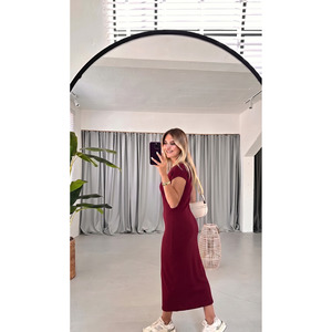 เดรสผ้าถักคอวีแขนสั้นสำหรับผู้หญิง สีเบอร์กันดี ความยาว 135 ซม. - Product Image 4