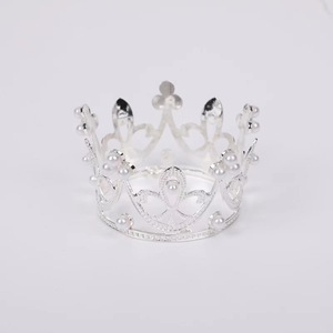 En plastique Mini <span class=keywords><strong>Couronne</strong></span> Gâteau Perle Diadème Princesse Topper Enfants Ornement De Cheveux Pour La Décoration De Fête D'anniversaire De Mariage - Product Image 4