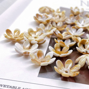 Breloque en acrylique bicolore imitation coquillage, pétale de fleur à six pétales, pour la création de chaînes de téléphone, porte-clés et pendentifs de voiture - Product Image 3