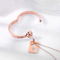 Ensembles de bracelets et de colliers à clé de verrouillage de coeur en acier inoxydable à la mode Bracelets étanches avec placage au rhodium Bijoux élégants
