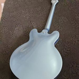 Guitare électrique bleu métallisé <span class=keywords><strong>ES335</strong></span>, son exceptionnel, design haut de gamme et élégant, parfaite pour les performances de groupe professionnel. - Product Image 2