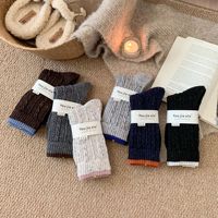 Vente en gros de chaussettes d'hiver épaisses, chaussettes mi-mollet torsadées pour femmes, chaussettes bicolores, chaussettes en laine à pois