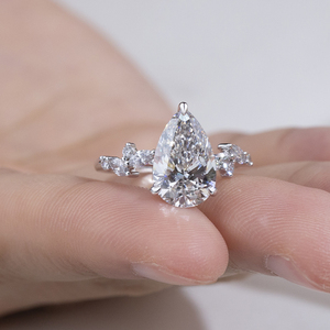 แหวนเพชรเมล็ดลูกแพร์ 18k รุ่น MSR-2103 จาก Messi Jewelry แหวนหมั้นเพชรเลี้ยงในห้องปฏิบัติการ - Product Image 3