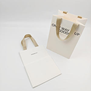 Bolsas de Regalo de Cartón con Logotipo Estampado en Oro, Impresas a Medida, de Lujo, Blancas, Ecológicas, Hechas con Materiales Reciclados, con Asa de Mano - Product Image 4