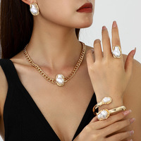 Collier de perles irrégulières en alliage plaqué or de luxe vintage européen et américain avec pierres naturelles pour femme – Collection Anniversaire