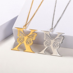 สร้อยคอจี้ตัวอักษรพร้อมจี้รูปผีเสื้อสีทองแบบกำหนดเองได้ - Product Image 6