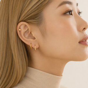 Boucle d'oreille Maina en titane ASTM F136 avec zircon, style vague, pour cartilage, lobe, tragus, hélix – Bijou <span class=keywords><strong>de</strong></span> piercing <span class=keywords><strong>de</strong></span> haute qualité - Product Image 3