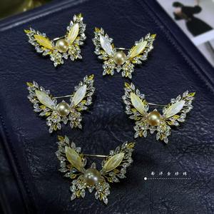 Broche de Flores Estilo Palacio Retro para Mujer, Broche de Mariposa Amarillo Beimu con Cuentas Doradas, Moda Nanyang, Cuentas Doradas con Forma de Animal, Venta al por Mayor - Product Image 1