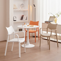 Chaise de salle à manger empilable moderne et minimaliste en plastique avec accoudoirs et design multifonctionnel pour usage commercial et domestique
