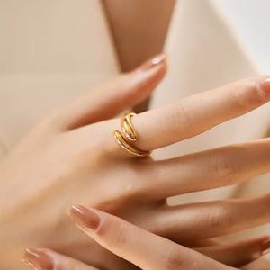 Bague pour femme et couple, style décontracté élégant, en acier inoxydable plaqué or 18 carats, design incurvé irrégulier, bague ouverte - Product Image 3