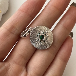 Colgante Retro de Lujo en Plata de Ley S925 con Circonita Verde, Diseño Vintage en Relieve, Joyería con Piedra Principal de Perla-Platino - Product Image 3