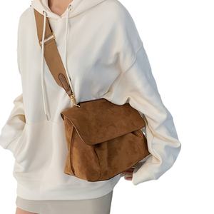 Nuevo Bolso Bandolera Retro de Terciopelo Marrón para Mujer, Gran Capacidad, Talla S, con Cadena de PU, para Invierno - Product Image 5