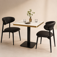 Ensemble de salle à manger moderne en pierre frittée, table en aluminium à bord doré et chaises en cuir noir pour restaurant, café, hôtel