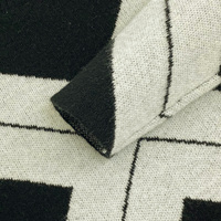 Pull jacquard à col roulé pour femme, motif géométrique color block, contraste noir et blanc, épaules tombantes, bordure côtelée, coupe ample, vêtements d'automne