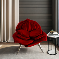 Fauteuil d'appoint en velours à pétales de rose, fauteuil sculptural rouge cramoisi avec pieds métalliques coniques, chaises d'appartement pour salon