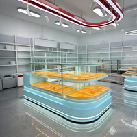 Vitrine de boulangerie sur mesure à ouverture frontale arquée avec éclairage LED, couleur et matériaux personnalisables pour les magasins de détail