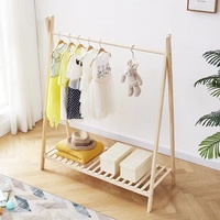 Porte-vêtements multifonctionnel en bois à double suspension pour l'exposition et le stockage des hôtels Organisateur de salon pour les vêtements et les chaussures