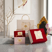 Boîte rigide à double porte avec logo personnalisable, conteneur haut de gamme avec poignée métallique et motif en relief pour présentation en boutique