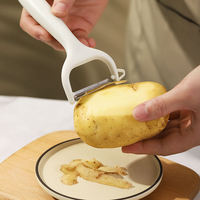 Multifunctionele keuken gadget set: schaar, fruitmes, messen, eiermixer, gepersonaliseerde flesopener voor thuisgebruik.
