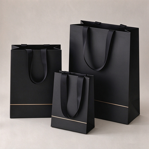 Bolsa de Regalo para Joyería con Logotipo Personalizado, Estampado en Caliente y Asa de Satén - Empaque de Papel Kraft Negro con Laminado Mate, Venta al Por Mayor OEM - Product Image 1