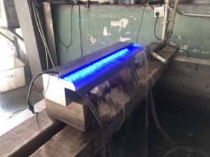 Fontaine de piscine en acier inoxydable <span class=keywords><strong>avec</strong></span> cascade et lumières <span class=keywords><strong>LED</strong></span> - Bande <span class=keywords><strong>LED</strong></span> de 11,8 pouces <span class=keywords><strong>avec</strong></span> télécommande et 18 couleurs <span class=keywords><strong>pour</strong></span> jardin, terrasse et étang - Product Image 3