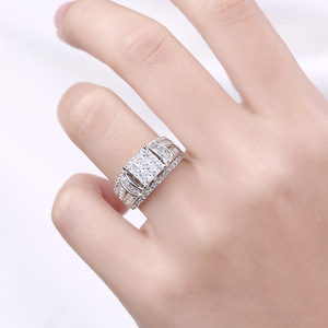 Anello da matrimonio da uomo con zirconi larghi, gioiello da dito di lusso e audace per il business - Product Image 2