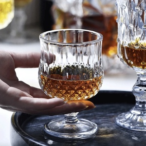 Conception de mode de fête de bouteille d'eau en verre de luxe clair de haute qualité pour le vin de jus bonne vente avec <span class=keywords><strong>des</strong></span> capacités de 30ml 50ml 100ml - Product Image 4
