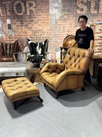 Fauteuil simple vintage capitonné en cuir huilé avec ottoman, style Chesterfield rétro américain pour villa et bar