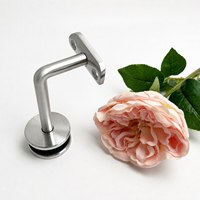 Support de main courante d'escalier en acier inoxydable, plaque plate ovale, bras de tuyauterie à angle droit, surface satinée, fixation par insert en caoutchouc