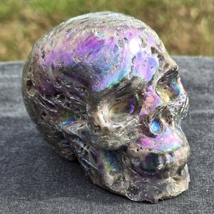หัวกะโหลกสฟาเลอไรต์เคลือบด้วยไฟฟ้าแบบธรรมชาติ แกะสลักด้วยมือ คริสตัลสีรุ้ง หินบำบัด สำหรับสะสมและตกแต่งบ้าน - Product Image 1