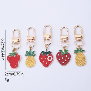 Accessoires de sac faits main miniatures en direct d'usine, pendentifs porte-clés en métal colorés en forme de fruits (fraise, ananas) - Product Image 3
