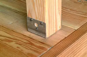 Быстроразъемное основание стойки для подключения стойки к деревянным строительным аксессуарам