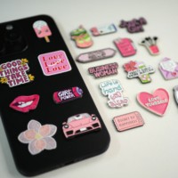 Autocollants de téléphone personnalisés 2026 « Girl Power » roses, décalcomanies de téléphone en émail souple à thème arabe tendance, vente en gros d'usine