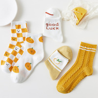 5 paires d'un paquet de femmes Tube moyen automne dessin animé fruits Orange chaussettes fille chaussette collège vent chaussettes en gros