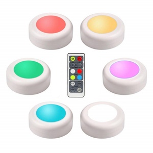 Lot de 6 lampes LED sans fil avec télécommande RGB pour éclairage sous armoire et placard - Product Image 1
