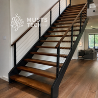 Escalier à double poutre latérale en fabrication métallique sur mesure pour villa architecturale, avec conception esthétique et connectivité optimisées