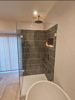 Porte de douche de luxe sans cadre, panneau unique, finition chromée, design moderne et élégant, utilisation hôtelière, ouverture à charnière, rectangulaire