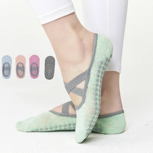 Calcetines de Yoga de silicona con LOGO personalizado para mujer, medias antideslizantes de algodón con Gel deportivo para Pilates - Product Image 1