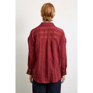 เสื้อเชิ้ตลายทางผ้าออร์แกนซ่าผู้หญิง สีเบอร์กันดี ลำลอง ใส่ได้ทุกวัน ผ้าบางเบา ดีไซน์ยับย่น - Product Image 1