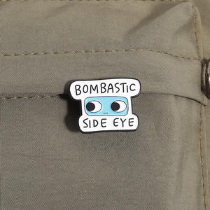 卸売風変わりなバッジ新しい黒白文字ブローチ人格目形アクセサリーギフト用黒ニッケルメッキ - Product Image 5