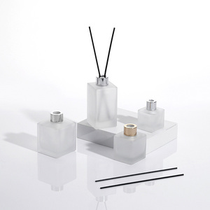 Bouteille ronde en verre dépoli mat de vente en gros pour la maison produits décoratifs bouteille de parfum de voiture <span class=keywords><strong>vide</strong></span> diffuseur avec anneau différent - Product Image 4