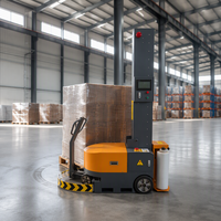 Machine d'emballage extensible automotrice avec un design compact, adaptée aux allées étroites et aux petites entrepôts.