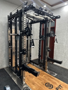 CAPRIO Torre de Gimnasio Multifuncional de Acero para Uso Doméstico, Sistema Smith con Brazo Tornado, Poleas Reforzadas, Rack de Sentadillas y Banco Completo para Entrenamiento - Product Image 1