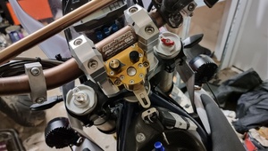 Amortiguador de Dirección Radial Ajustable con Soporte de Montaje Compatible con Husqvarna <span class=keywords><strong>701</strong></span> Enduro <span class=keywords><strong>701</strong></span> <span class=keywords><strong>Supermoto</strong></span> 2016-2025 Enduro <span class=keywords><strong>701</strong></span> - Product Image 2