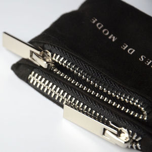 Pochette à bijoux en velours gaufré avec logo personnalisé, en faux daim noir doux, recyclable, avec cordon de serrage, petite taille, de luxe, fournie directement par l'usine - Product Image 4