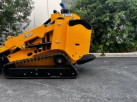 Mini-chargeuse sur chenilles T750, capacité 410 kg, capacité de montée 25 degrés, EPA EURO5, avec souffleuse à neige et motoculteur rotatif