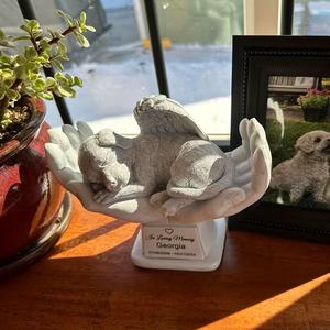 Angelo Dormiente in Resina Bianca Personalizzato con Roccia e Rosa, Accessorio per Capelli, Regalo di Condoglianze per la Perdita di Animali, Elegante Decorazione per la Casa - Product Image 1