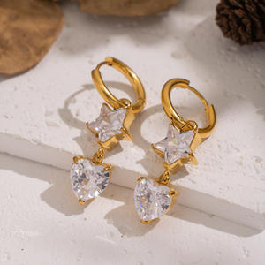 Pendientes YF8321 <span class=keywords><strong>de</strong></span> Moda con Diseño <span class=keywords><strong>de</strong></span> Estrella <span class=keywords><strong>de</strong></span> <span class=keywords><strong>Cinco</strong></span> Puntas y Corazón, Circonita Blanca 5A, Chapado en Oro <span class=keywords><strong>de</strong></span> 18K, Acero Inoxidable Resistente al Agua - Product Image 3