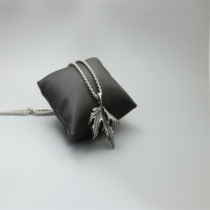 Collier pendentif feuille Yunnique en acier inoxydable argenté et noir, bijou unisexe, cadeau, forme végétale rétro, tendance et à la mode - Product Image 2
