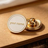 Venta al por mayor de insignias metálicas personalizadas de alta calidad, insignias de nombre de esmalte suave, pines de solapa metálicos personalizables con soporte para insignias